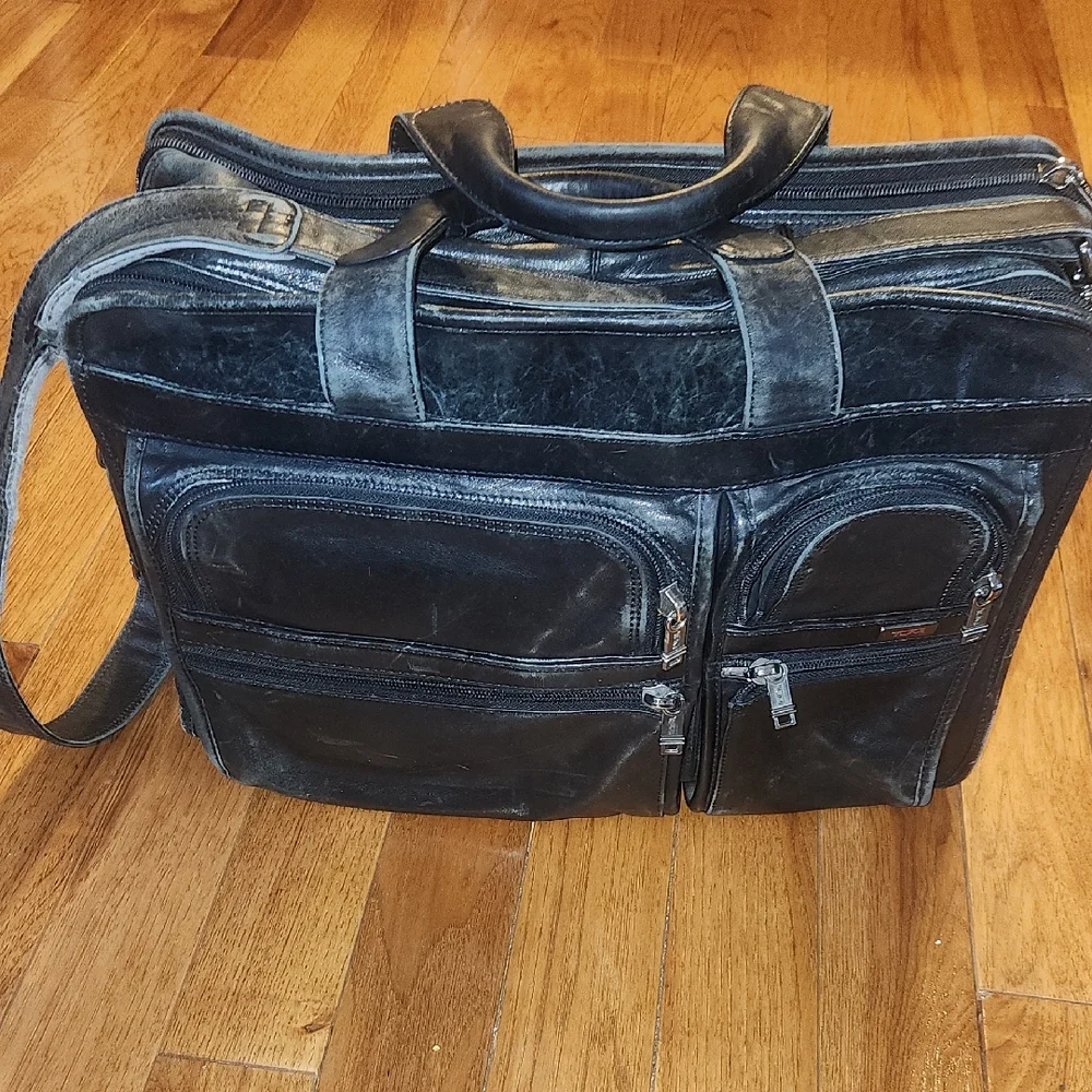 TUMI Black Leather Briefcase Laptop Messenger Bag P-001